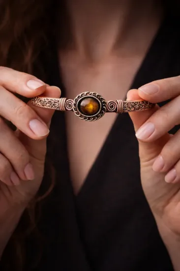 Picture of Kadın Bakır Bileklik Doğal Kaplan Gözü Taşlı Silindir Model Saf Bakır Bilezik